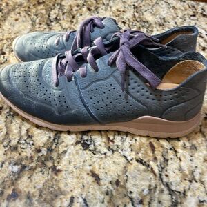 UGG Blue with purple laces and a cream/lavender soul tradelight shoes. Size 8